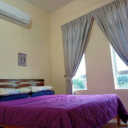 Topville Homestay Kangar Esterno foto