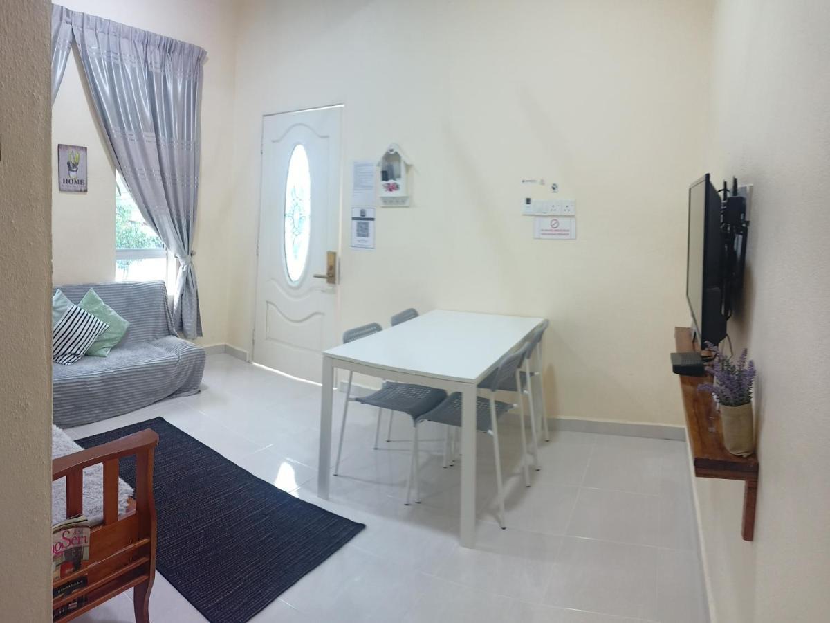Topville Homestay Kangar Esterno foto